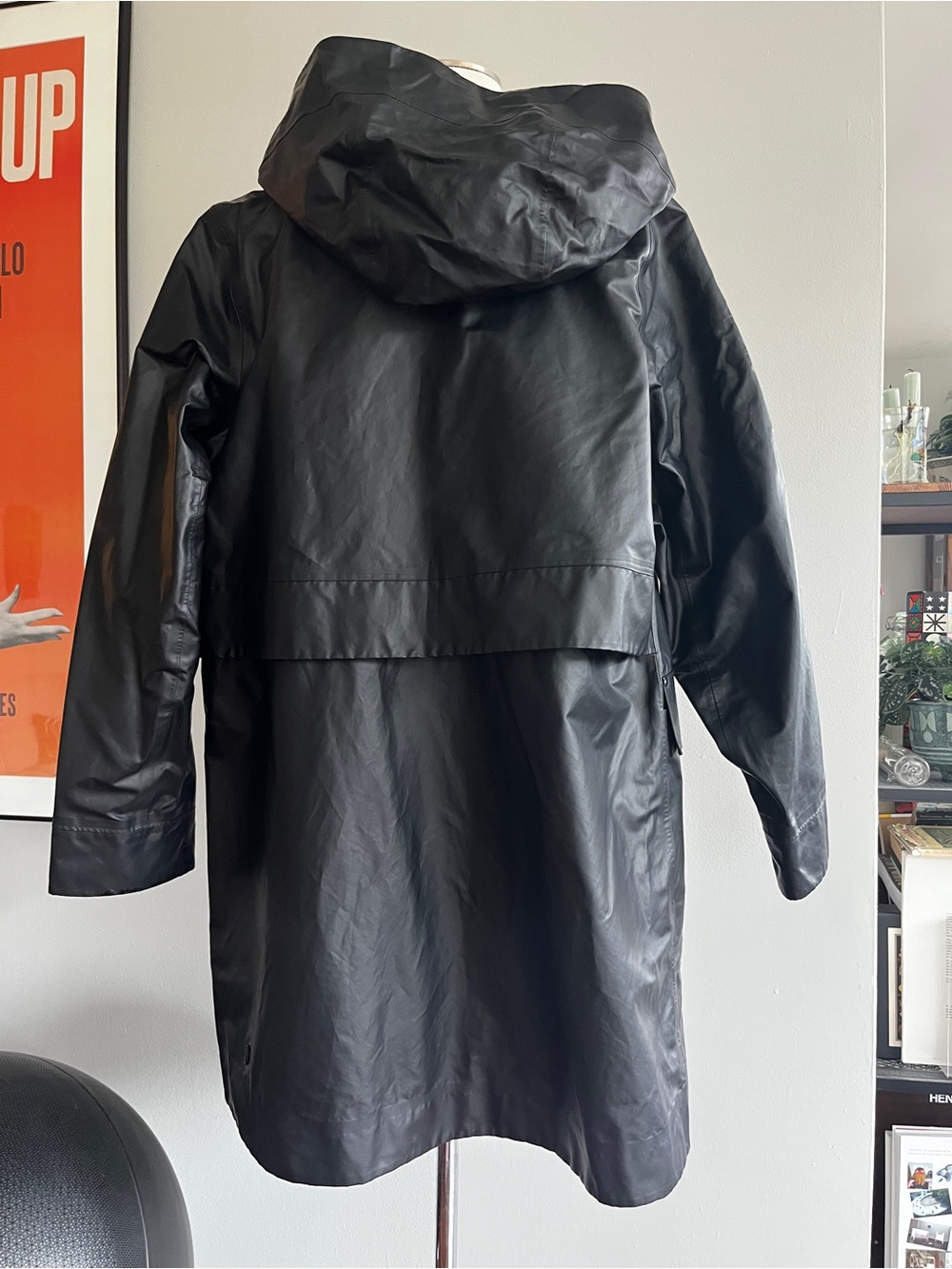 Lululemon Into The Drizzle Rain Jacket in black (6) - Picture 5 of 9